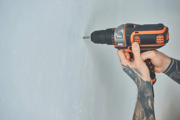 Cropped Shot Tattooed Man Doing Hole Wall Screw Gun New — Stock Photo, Image