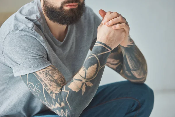 Przycięte Strzał Brodaty Mężczyzna Tatuażami Szary Tshirt — Zdjęcie stockowe