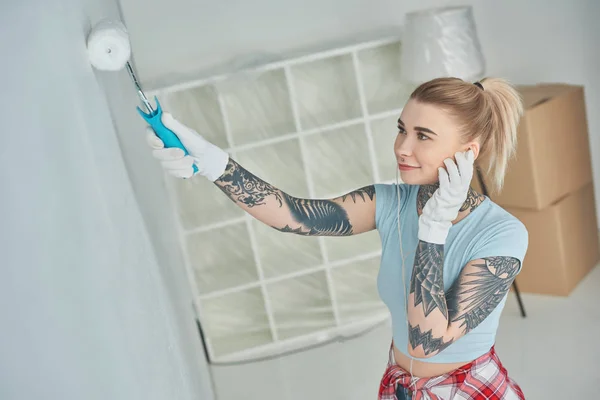 Side View Young Tattooed Woman Earphones Painting Wall New Home — Stock Photo, Image