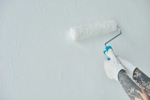 Schnappschuss Einer Tätowierten Frau Mit Pinsel Und Rolle Der Wand — Stockfoto