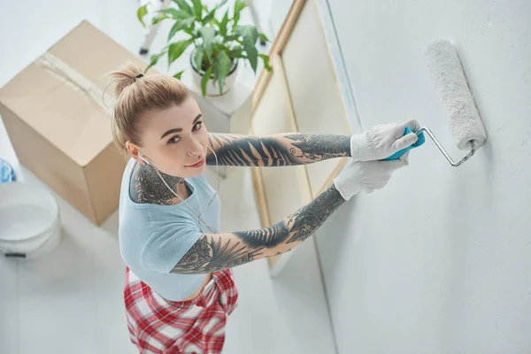 High Angle View Young Tattooed Woman Earphones Painting Wall New — Stock Photo, Image
