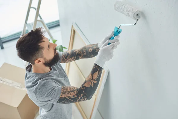 Side View Tattooed Repairman Painting Wall New Apartment — Stock Photo, Image