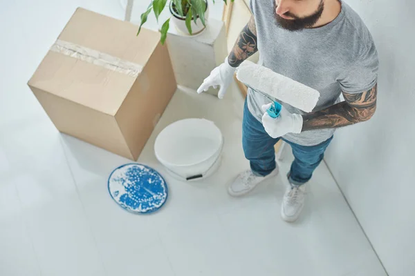 Vista Aérea Del Reparador Con Pincel Pintura Rollo Nuevo Apartamento — Foto de Stock