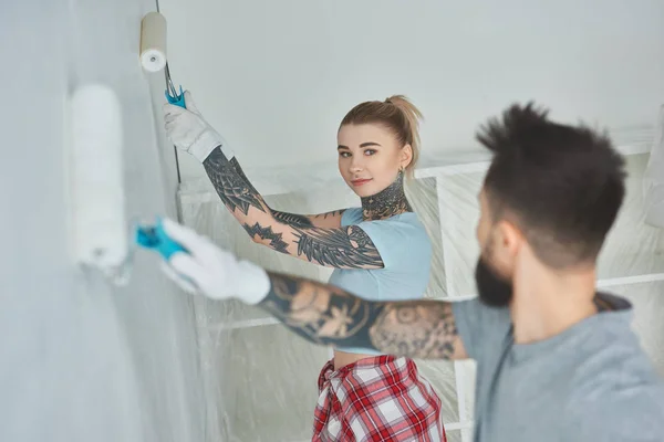 Side View Young Couple Painting Wall Together New Apartment — Stock Photo, Image