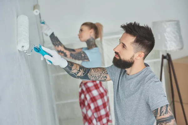 Side View Young Couple Painting Wall Together New Apartment — Stock Photo, Image