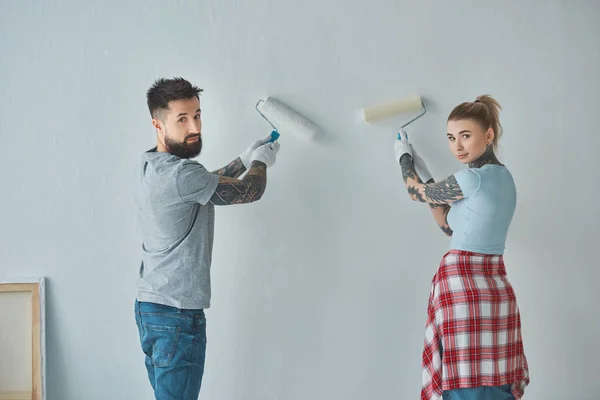 Vue Arrière Mur Peinture Jeune Couple Ensemble Nouvel Appartement — Photo gratuite