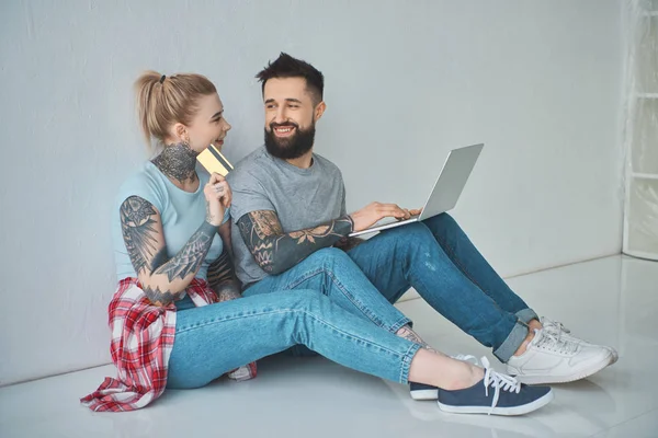 Lächelndes Paar Mit Laptop Und Kreditkarte Shoppt Online Neuer Wohnung — kostenloses Stockfoto