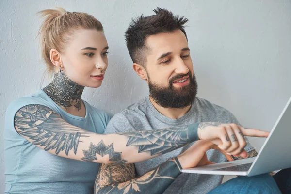 Woman Pointing Laptop Screen Boyfriend Home — Stock Photo, Image