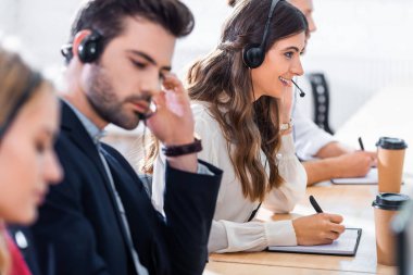 seçici odak ofis işyerinde çalışan çağrı merkezi operatörleri
