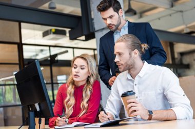 office not defterlerinde ile işyerinde iş projede birlikte çalışan iş takım