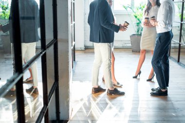 kahve molası sırasında salonda konuşmayı iş meslektaşlarının kısmi görünümü