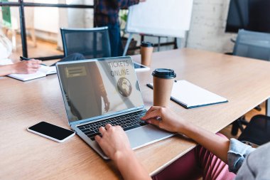 iş kişinin ekranında bilet online web sitesi ile dizüstü bilgisayar kullanarak kırpılmış atış