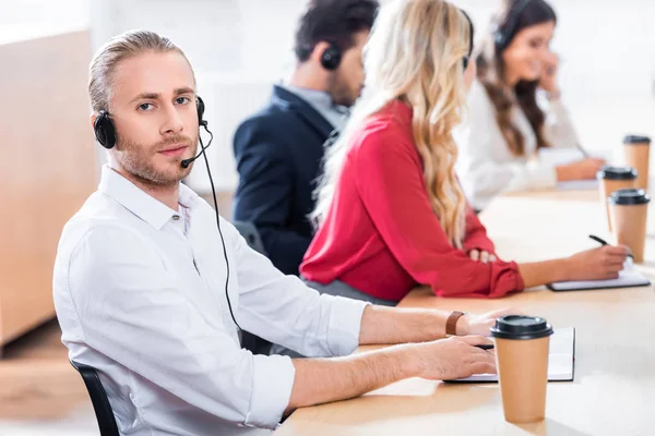 Foco Seletivo Operadores Call Center Que Trabalham Local Trabalho Com — Fotografia de Stock