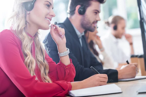 Enfoque Selectivo Los Operadores Centros Llamadas Que Trabajan Lugar Trabajo — Foto de Stock