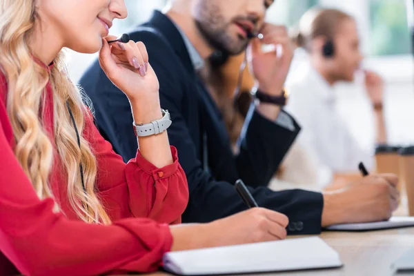 Részleges View Call Center Szereplők Munkahelyen Hivatalban Dolgozó Headsetek — Stock Fotó