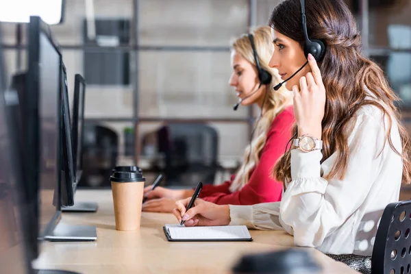 Zijaanzicht Van Vrouwelijke Call Center Exploitanten Werken Bij Werkplek Kantoor — Stockfoto