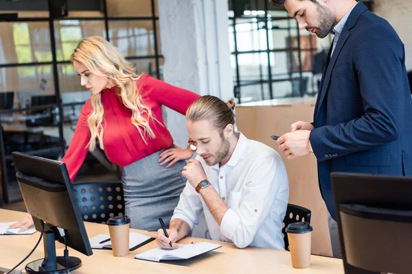 Geschäftsteam Arbeitet Geschäftsprojekt Gemeinsam Arbeitsplatz Mit Notebooks Büro — Stockfoto