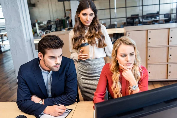 Forretningsmenn Forretningskvinner Som Jobber Med Forretningsideer Sammen Embetet – stockfoto