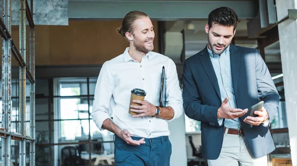 Lachende Collega Gesprek Tijdens Het Wandelen Hal — Stockfoto