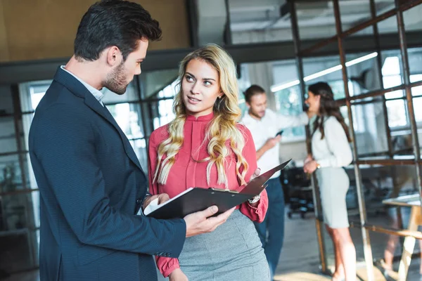 Uomini Affari Discutono Lavoro Mentre Colleghi Hanno Una Conversazione Ufficio — Foto Stock