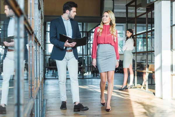 Business Colleagues Having Conversation While Walking Hall — Stock Photo, Image