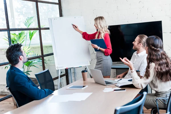 Femme Affaires Pointant Vers Tableau Blanc Vide Lors Réunion Bureau — Photo