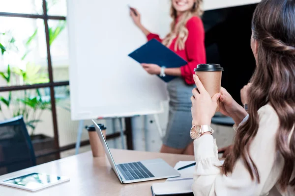 Gedeeltelijke Weergave Van Vrouwelijke Ondernemers Met Vergadering Kantoor — Stockfoto