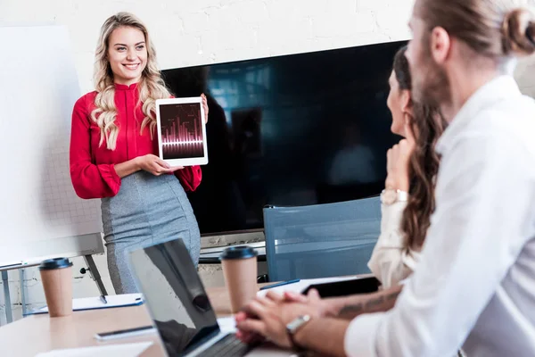 Smiling Businesswoman Showing Tablet Hands Colleagues Meeting Office — Free Stock Photo