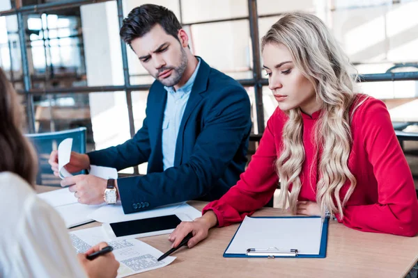 Delvis Syn Næringslivsteam Sammen Arbeider Med Forretningsidee Arbeidsplassen Med Embetspapirer – stockfoto