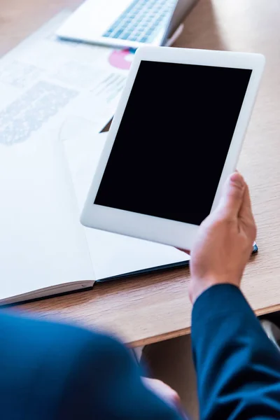 Abgeschnittene Aufnahme Eines Geschäftsmannes Mit Tablet Und Leerem Bildschirm Arbeitsplatz — Stockfoto