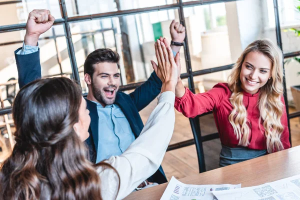 Equipe Negócios Feliz Bem Sucedida Local Trabalho Com Papéis Escritório — Fotografia de Stock