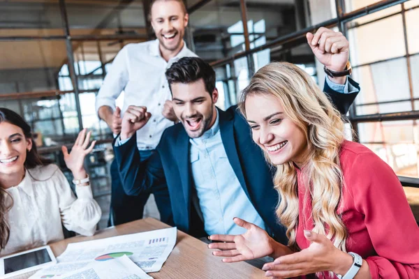 Equipe Negócios Bem Sucedida Feliz Local Trabalho Escritório — Fotografia de Stock