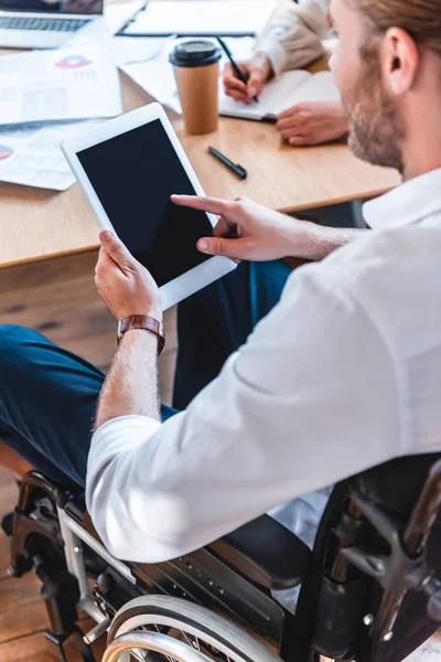 Visão Parcial Empresário Cadeira Rodas Usando Tablet Com Tela Branco — Fotografia de Stock