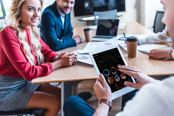 Teilbild Eines Geschäftsmannes Der Tablet Benutzt Während Mit Kollegen Tisch — Stockfoto