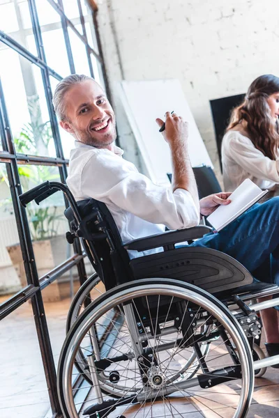 Feliz Joven Hombre Negocios Sonriendo Cámara Oficina — Foto de Stock