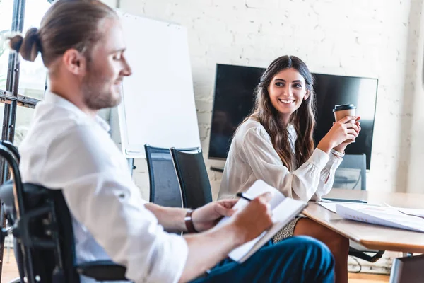 Hombre Negocios Discapacitado Escribiendo Cuaderno Trabajando Con Colega Sonriente Oficina — Foto de Stock