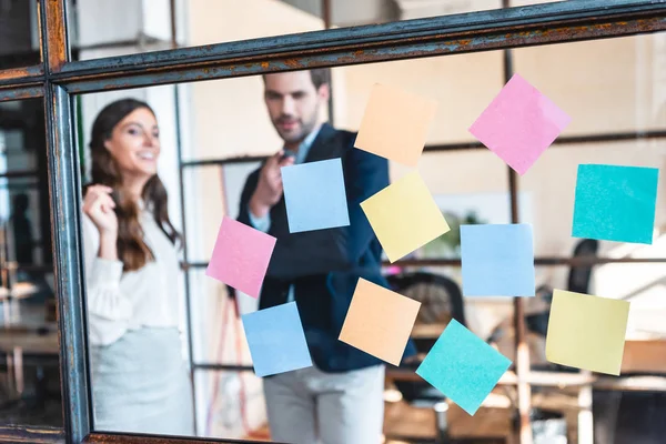 Vista Ravvicinata Appunti Adesivi Colorati Colleghi Affari Sorridenti Che Lavorano — Foto stock gratuita