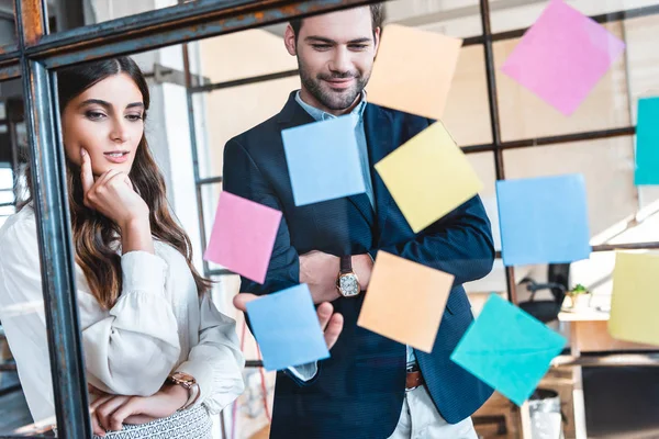 Young Business Colleagues Looking Colorful Sticky Notes Workplace — Stock Photo, Image