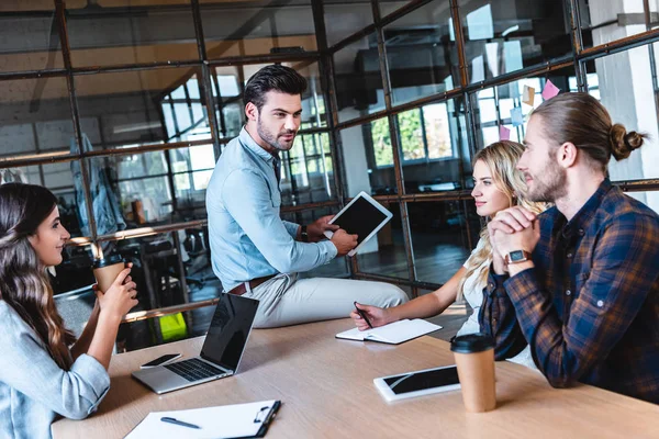 Jóvenes Colegas Negocios Que Utilizan Dispositivos Digitales Trabajan Juntos Oficina — Foto de Stock