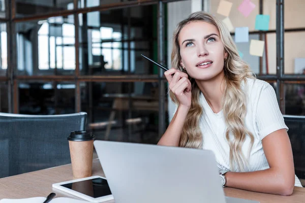 Pensativa Joven Empresaria Sosteniendo Pluma Mirando Hacia Arriba Mientras Trabaja — Foto de Stock