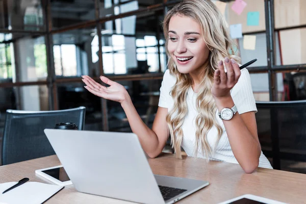Весела Молода Бізнес Леді Використовує Ноутбук Посміхається Робочому Місці — стокове фото