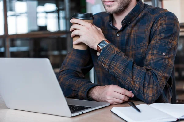 Schnappschuss Von Geschäftsmann Mit Pappbecher Und Laptop Arbeitsplatz — kostenloses Stockfoto