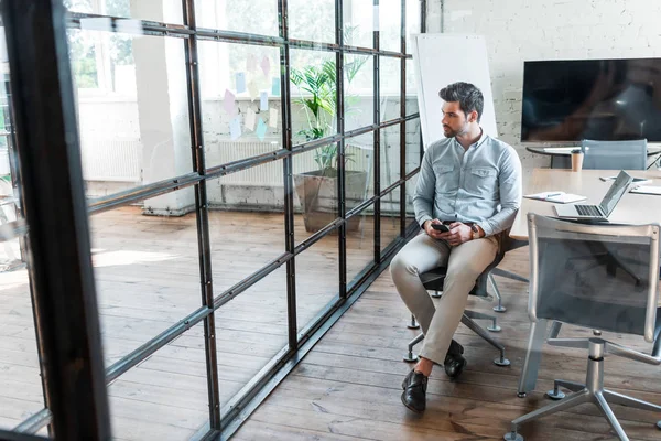 Hoge Hoekmening Van Jonge Zakenman Met Behulp Van Smartphone Zoek — Stockfoto