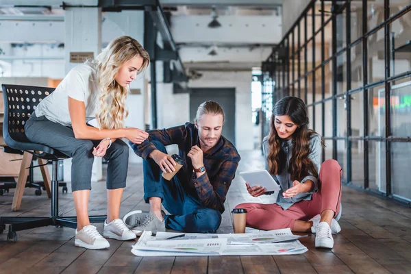 Junge Geschäftskollegen Sitzen Zusammen Und Arbeiten Mit Papieren Büro — Stockfoto