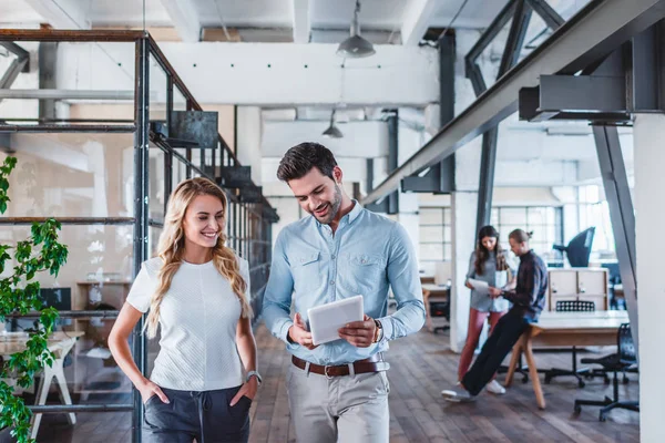 Lachende Jonge Collega Met Behulp Van Digitale Tablet Werkruimte — Stockfoto