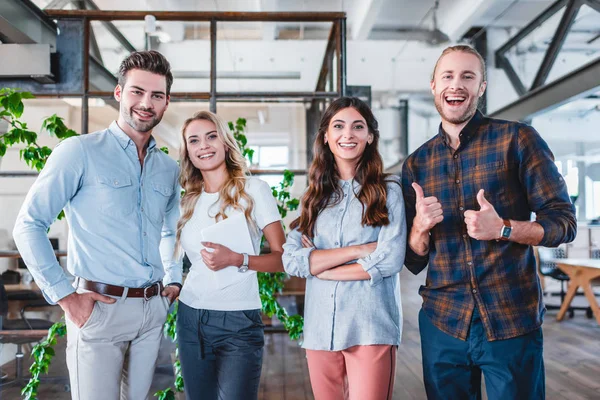 Gelukkig Jonge Business Team Duimen Opdagen Glimlachend Camera Office — Stockfoto