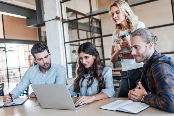 dizüstü bilgisayar Office ile çalışan genç iş arkadaşları