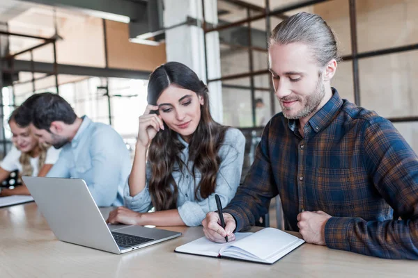 Souriant Les Jeunes Gens Affaires Travaillant Ensemble Dans Bureau — Photo