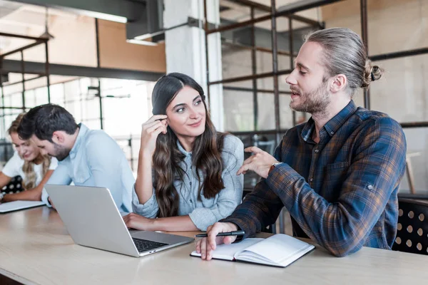 Junge Lächelnde Geschäftskollegen Die Büro Miteinander Reden Und Arbeiten — Stockfoto