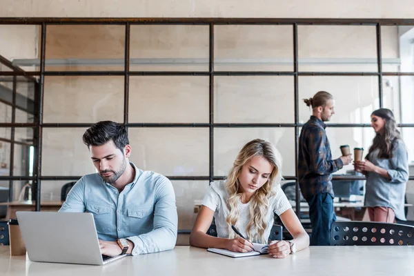 Jóvenes Empresarios Que Trabajan Lugar Trabajo Mientras Sus Colegas Beben — Foto de Stock